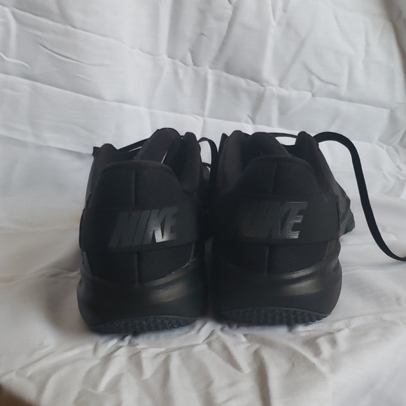 Narrow mens Nike, Work-out shoes, 9.5, barley used - Picture 3 of 5